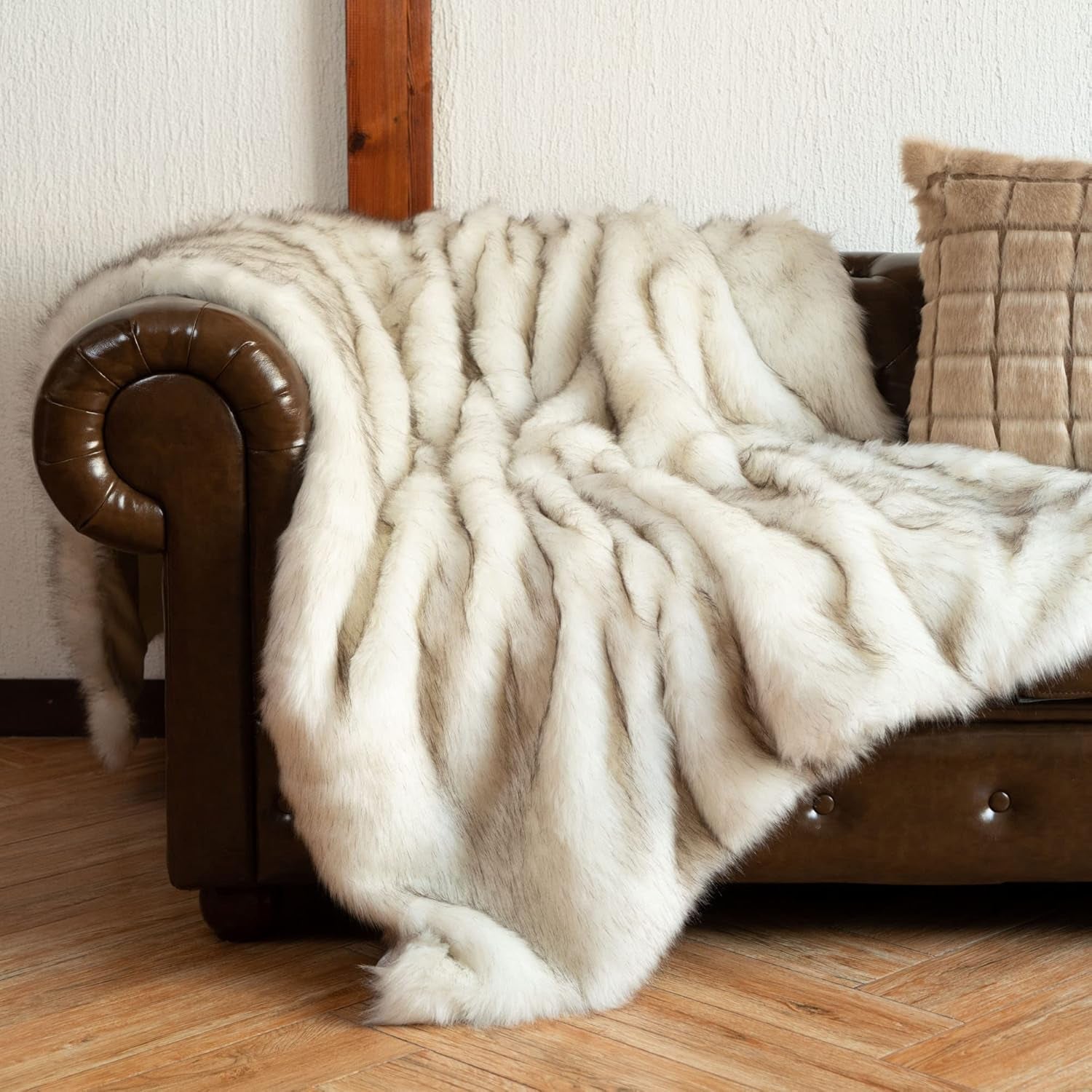 Luxury White Faux Fur Throw Blanket Long Pile with Black Tips, 51"X67", Super Warm Thick Faux Fur Blanket for Couch, Bed, Fuzzy Fluffy Elegant Cozy Blanket