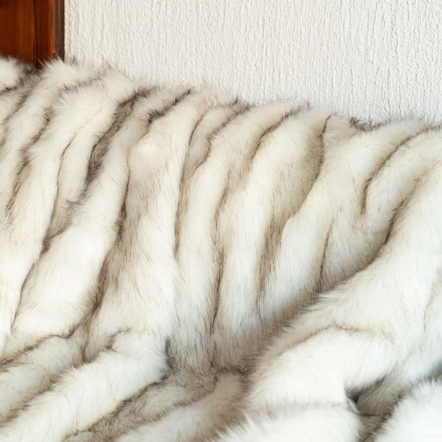 Luxury White Faux Fur Throw Blanket Long Pile with Black Tips, 51"X67", Super Warm Thick Faux Fur Blanket for Couch, Bed, Fuzzy Fluffy Elegant Cozy Blanket